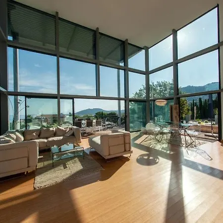 Дом отдыха Sleeps 10 Pool Air Con Wifi